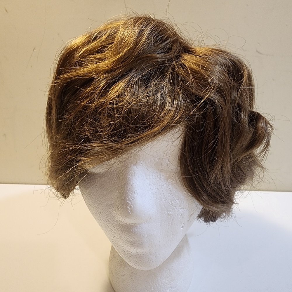Short Layered Women's Wig in Light Brown